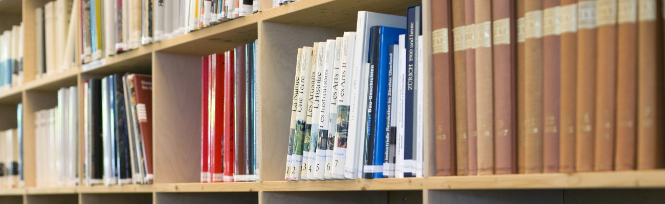 Bild mit Büchern im Regal